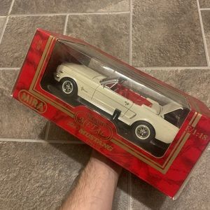 Mira Golden Line Calidad 1964 1/2 Ford Mustang 1:18 Scale Diecast White Red